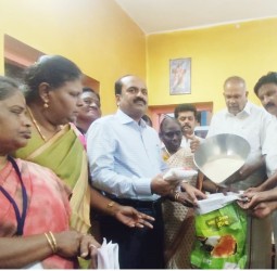 மாற்றுத் திறனாளி குடும்ப அட்டைதாரர்களின் இல்லத்துக்கே சென்று ரேஷன் பொருட்கள் விநியோகம் செய்யும் பணி