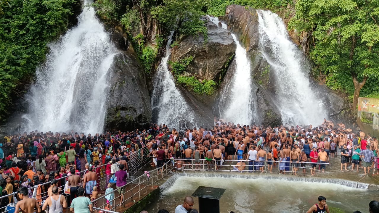 குற்றாலம் ஐந்தருவியில் நேற்று தண்ணீர் ஆர்ப்பரித்து கொட்டியது