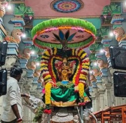 அண்ணாமலையார் கோவில் மூன்றாம் பிரகாரத்தில் அமைந்துள்ள சம்பந்த விநாயகருக்கு மகா தீபாரதனை