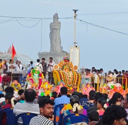 முக்கடல் சங்கமத்தில் நேற்று மாலை கடலில் விநாயகர் சிலை ள் கரைக்கப்பட்டன