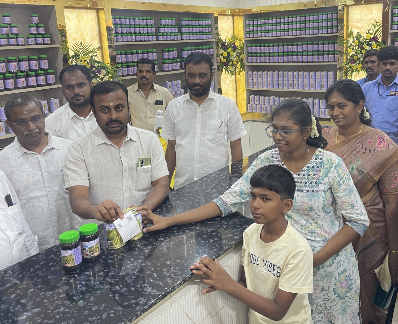 பழனியில் திறக்கப்பட்ட ‘ஹைடெக்’ பஞ்சாமிர்த ஸ்டால்