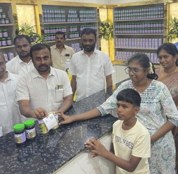 பழனியில் திறக்கப்பட்ட ‘ஹைடெக்’ பஞ்சாமிர்த ஸ்டால்