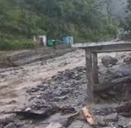 உத்தராகண்டில் மேக வெடிப்பு: இருவர் மாயம்; கடைகள், வாகனங்கள் கடும் சேதம்