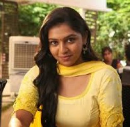 ஐ.டி. ஊழியர் மீது தாக்குதல் - தலைமறைவான நடிகை லட்சுமி மேனனுக்கு போலீசார் வலைவீச்சு