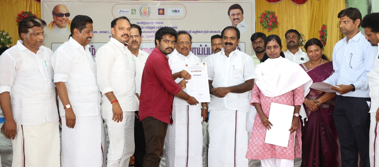 புதுக்கோட்டையில் நேற்று நடந்த தனியார் வேலை வாய்ப்பு முகாமில் தேர்வு செய்யப்பட்டவருக்கு பணி நியமன ஆணை
