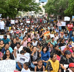 தெரு நாய்களை காப்பகங்களில் அடைப்பதை எதிர்த்து பேரணி