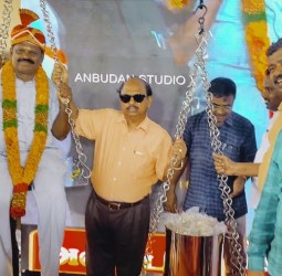 வேதாரண்யம் அருகே பணி ஓய்வு பெற்ற அரசுப் பள்ளித் தலைமை ஆசிரியர்- எடைக்கு எடை புது நாணயங்கள்