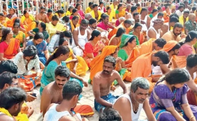 500க்கும் மேற்பட்ட பக்தர்கள், தலையில் தேங்காய் உடைத்து நேர்த்திக்கடன்