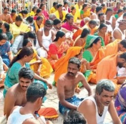 500க்கும் மேற்பட்ட பக்தர்கள், தலையில் தேங்காய் உடைத்து நேர்த்திக்கடன்