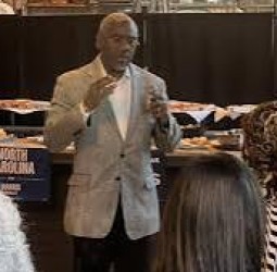 இந்தியா மீது 50 சதவீத வரிவிதிப்பு: அமெரிக்க அதிபர் ட்ரம்புக்கு ஜனநாயகக் கட்சி எம்.பி. எதிர்ப்பு