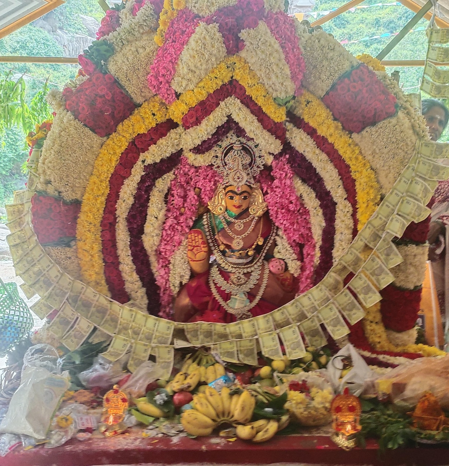 சந்தன காப்பு அலங்காரத்தில் பக்தர்களுக்கு அருள்பாலித்த பெரியவீட்டம்மன்
