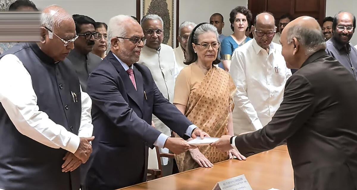 இந்தியா கூட்டணியின் துணை ஜனாதிபதி வேட்பாளர் சுதர்சன் ரெட்டி நேற்று வேட்புமனு தாக்கல்