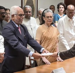 இந்தியா கூட்டணியின் துணை ஜனாதிபதி வேட்பாளர் சுதர்சன் ரெட்டி நேற்று வேட்புமனு தாக்கல்