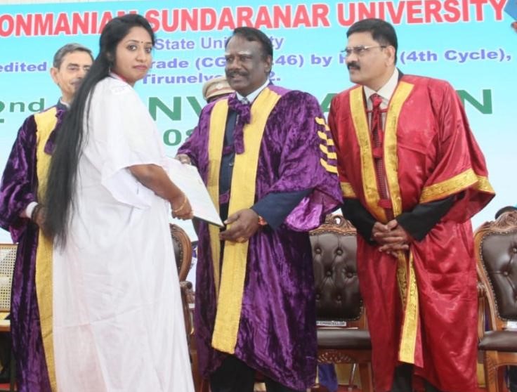 கவர்னரிடம் பட்டம் வாங்க மாணவி மறுப்பு