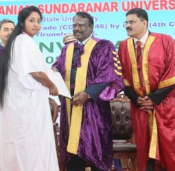 கவர்னரிடம் பட்டம் வாங்க மாணவி மறுப்பு