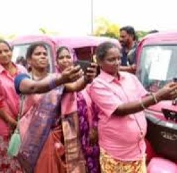 100 பெண்களுக்கு ‘பிங்க்’ ஆட்டோக்கள்: உதயநிதி ஸ்டாலின் வழங்கினார்