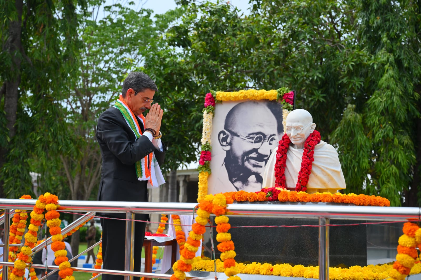 காந்தி மண்டபத்தில் காந்தி சிலைக்கு மாலை அணிவித்து மரியாதை செய்த கவர்னர்