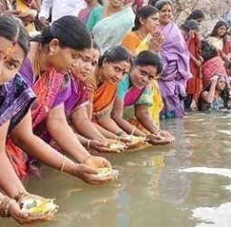 காவிரி கரையோரங்களில் நேற்று ஆடிப்பெருக்கு விழா