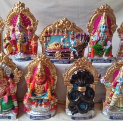 விளாச்சேரியில் நவராத்திரிக்காக தயாராகி வரும் புதிய கொலு பொம்மைகள்