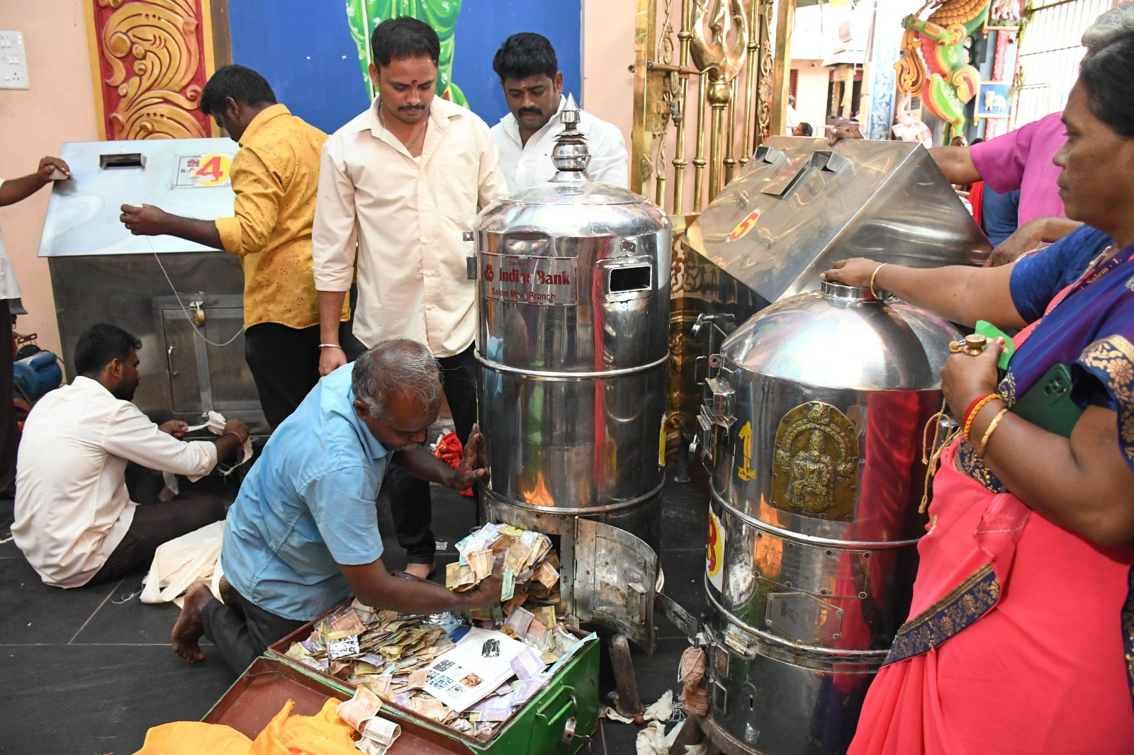 கோட்டை பெரிய மாரியம்மன் கோயிலில், ஆடித்திருவிழா - காணிக்கைகள் எண்ணப்பட்டன