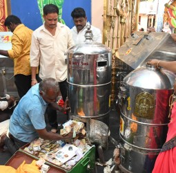கோட்டை பெரிய மாரியம்மன் கோயிலில், ஆடித்திருவிழா - காணிக்கைகள் எண்ணப்பட்டன