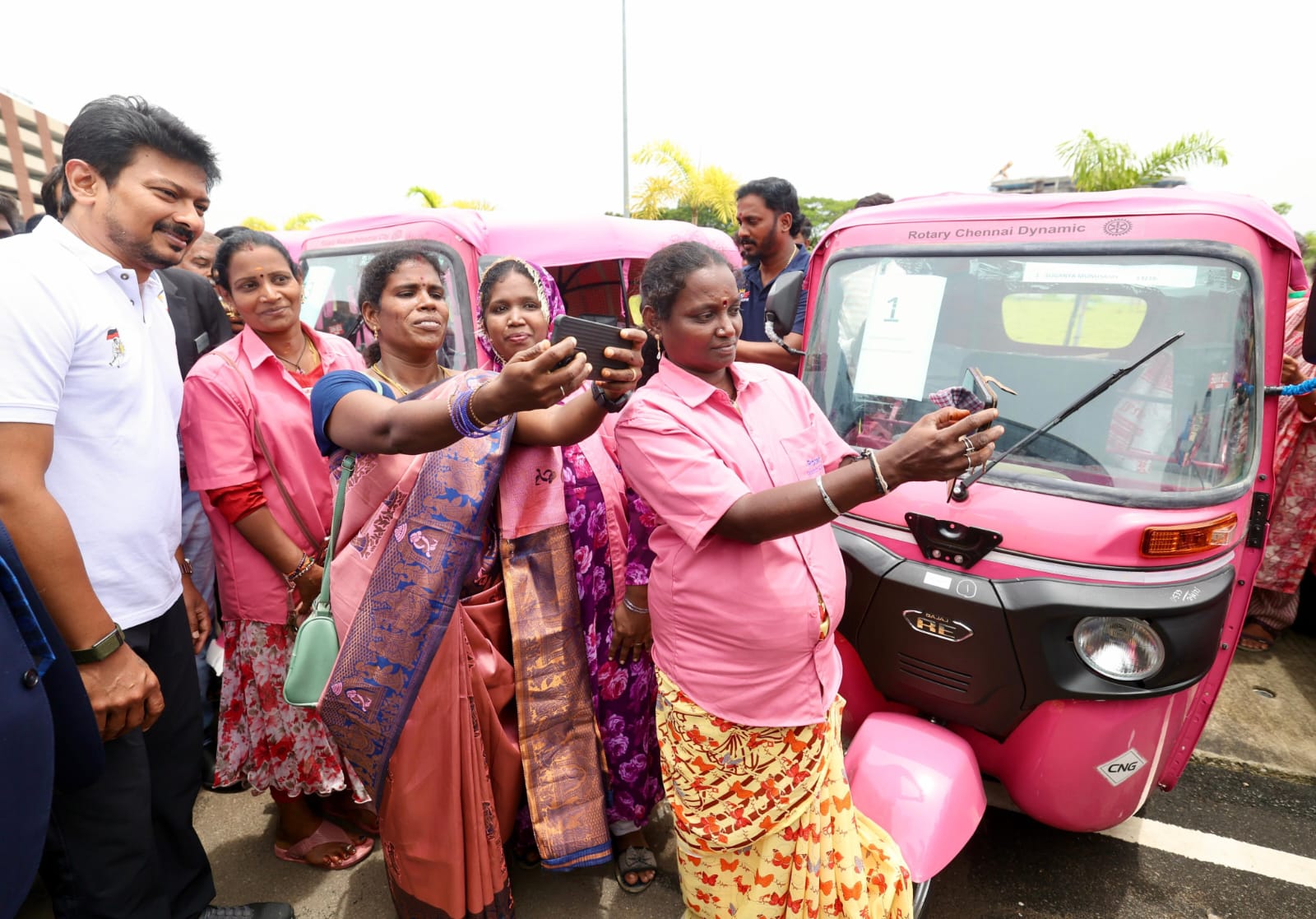சென்னையில் நடந்த ரோட்டரிசங்க மாநாட்டில் சங்கத்தின் சார்பில் 100 பெண்களுக்கு இளஞ்சிகப்பு நிற (பிங்க்) ஆட்டோ