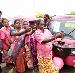 சென்னையில் நடந்த ரோட்டரிசங்க மாநாட்டில் சங்கத்தின் சார்பில் 100 பெண்களுக்கு இளஞ்சிகப்பு நிற (பிங்க்) ஆட்டோ