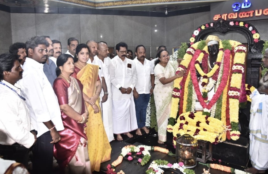 திருமுருக கிருபானந்த வாரியாரின் பிறந்தநாளையொட்டி வேலூர் கலெக்டர் சுப்புலட்சுமி மலர் தூவி மரியாதை