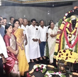 திருமுருக கிருபானந்த வாரியாரின் பிறந்தநாளையொட்டி வேலூர் கலெக்டர் சுப்புலட்சுமி மலர் தூவி மரியாதை