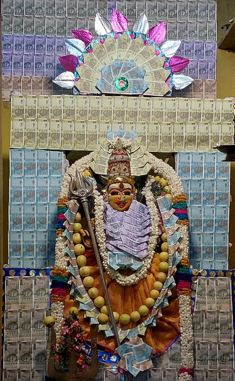 உஜ்ஜயினி மாகாளிக்கு பணத்தால் அலங்காரம்.