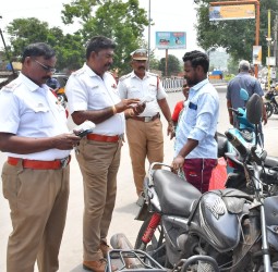 வேலூர் டவுன் ரயில் நிலையம் அருகே வாகன சோதனை