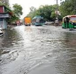 டெல்லியில் கனமழை; 100 விமானங்கள் தாமதம்: ‘‘ரெட் அலர்ட்’’ அறிவிப்பு