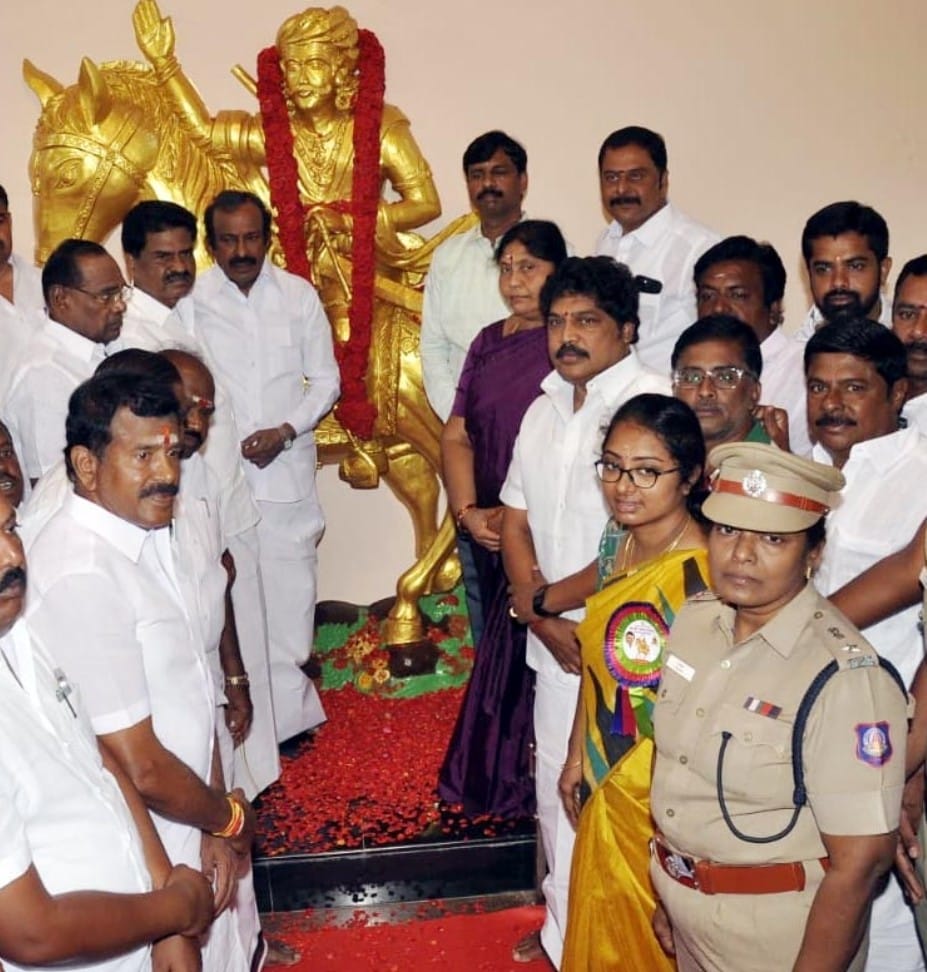 தீரன் சின்னமலையின் நினைவுநாளையொட்டி, ஈரோடு மாவட்டம் ஓடாநிலையில் உள்ள அவரது மணிமண்டபத்தில் அரசு சார்பில் நேற்று மரியாதை