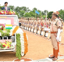 திருவள்ளூரில் நேற்று நடந்த சுதந்திர தின விழா