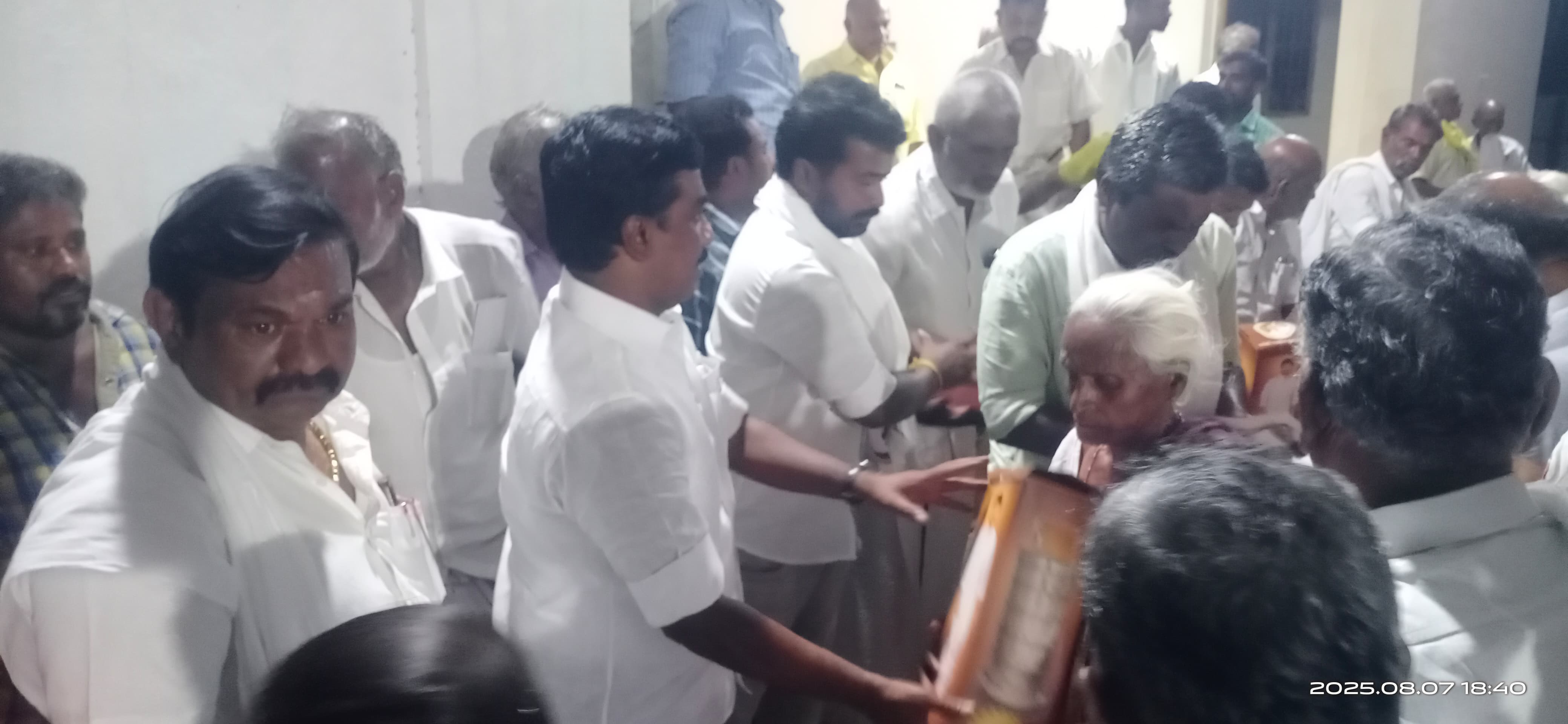 திமுக சார்பில் கொட்டும் மழையில் நலத்திட்ட உதவிகளை வழங்கிய சட்டமன்ற உறுப்பினர் வெங்கடேசன்