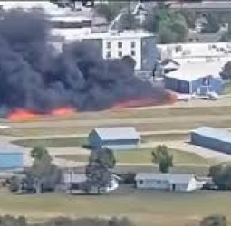 அமெரிக்காவில் நின்றுகொண்டிருந்த விமானம் மீது மோதிய பயணிகள் விமானம்