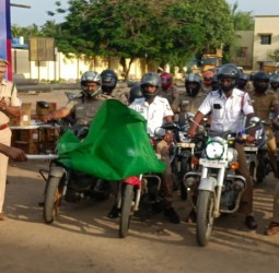 நாகையில் காவல்துறை சார்பில் இருசக்கர வாகன விழிப்புணர்வு பேரணி