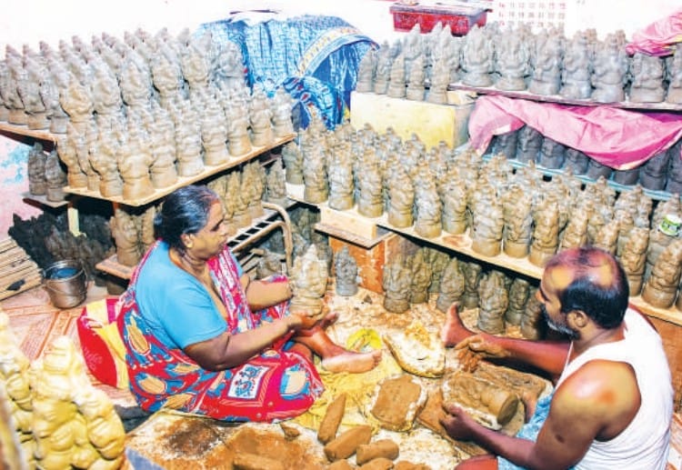 ராயப்பேட்டையில் தயாராகி வரும் களிமண் விநாயகர் சிலை