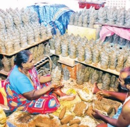 ராயப்பேட்டையில் தயாராகி வரும் களிமண் விநாயகர் சிலை