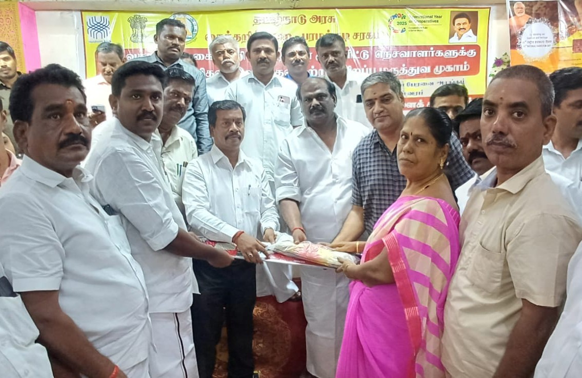 பரமக்குடியில் நெசவாளர்களுக்கு நலத்திட்ட உதவிகள்