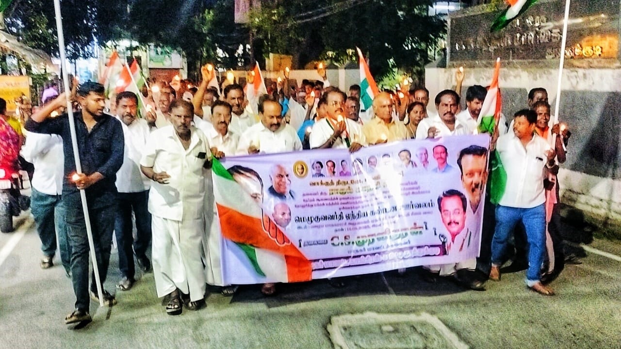 தூத்துக்குடியில் காங்கிரஸ் கட்சியினர் மொழுகுவர்த்தி ஏந்தி ஊர்வலம்