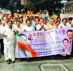 தூத்துக்குடியில் காங்கிரஸ் கட்சியினர் மொழுகுவர்த்தி ஏந்தி ஊர்வலம்