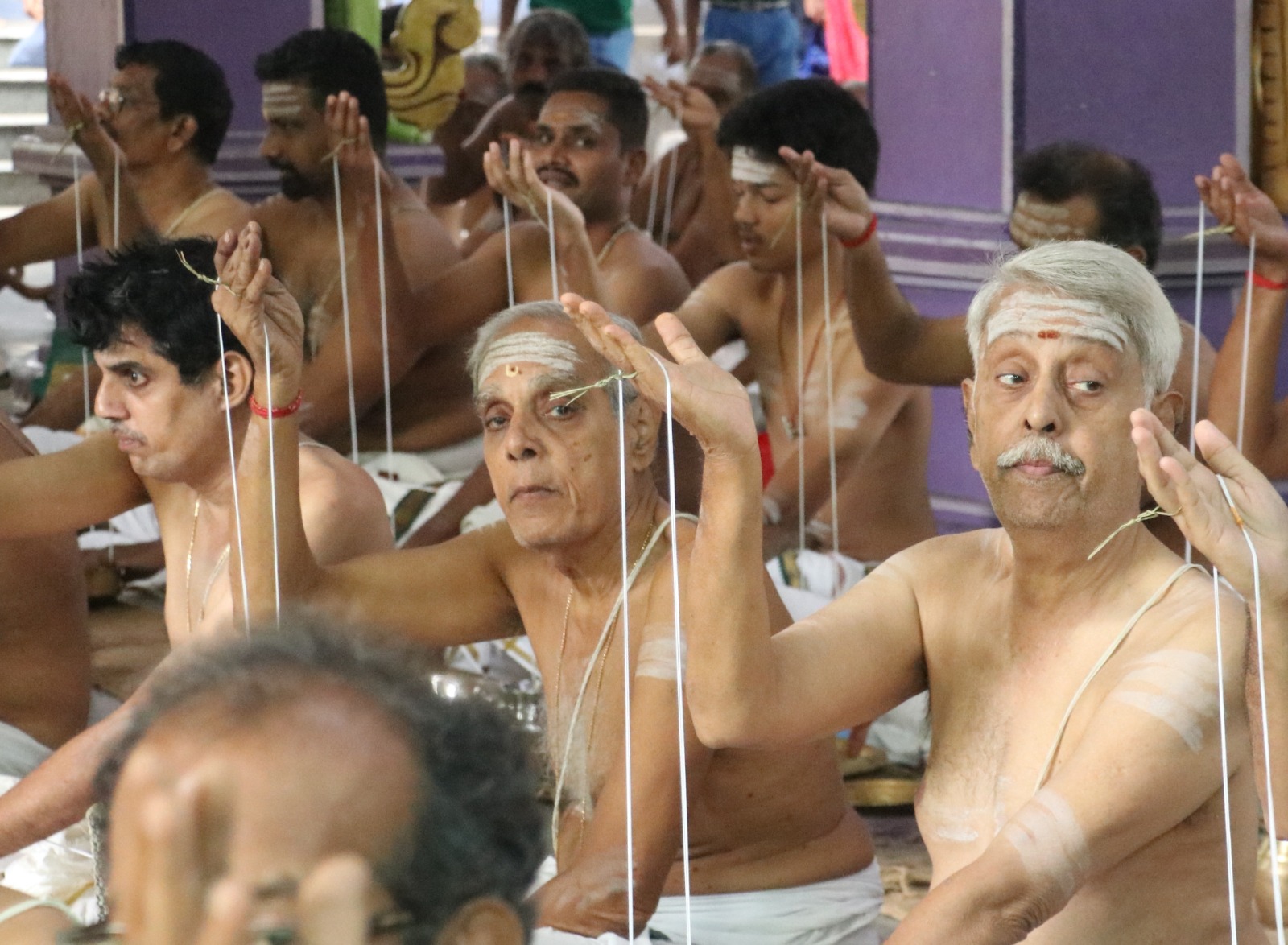 கருவடிக்குப்பம் குருசித்தானந்தா ஆலயத்தில் பூணுால் மாற்றும் நிகழ்வு