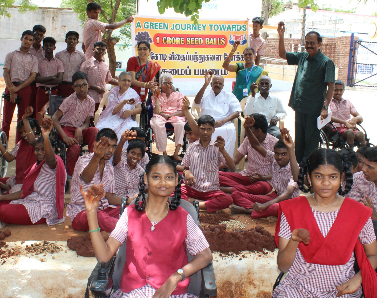 மாணவ, மாணவிகள் விதைப்பந்துகள் தயாரிக்கும் பணி