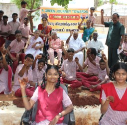 மாணவ, மாணவிகள் விதைப்பந்துகள் தயாரிக்கும் பணி