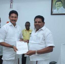 கால் நடைத்துறை அமைச்சர் அனிதா ராதாகிருஷ்ணனிடம் அமைச்சர் அன்பில் மகேஷ் பொய்யாமொழி மனு