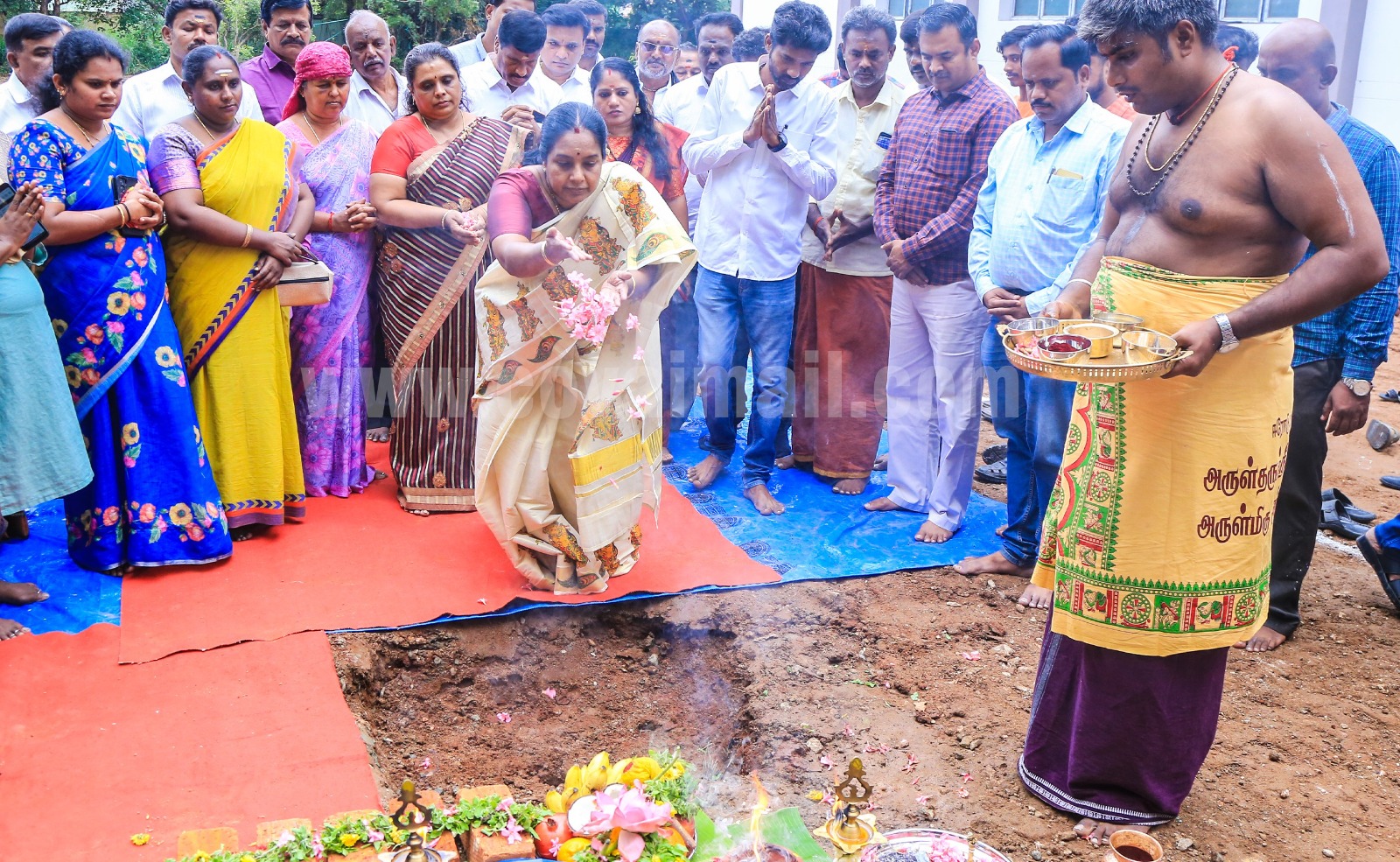 கோவை அரசு கலை கல்லூரி மற்றும் அரசு மகளிர் கல்லூரியில் புதிய வகுப்பறைகள் கட்டுவதற்கான பூமி பூஜை