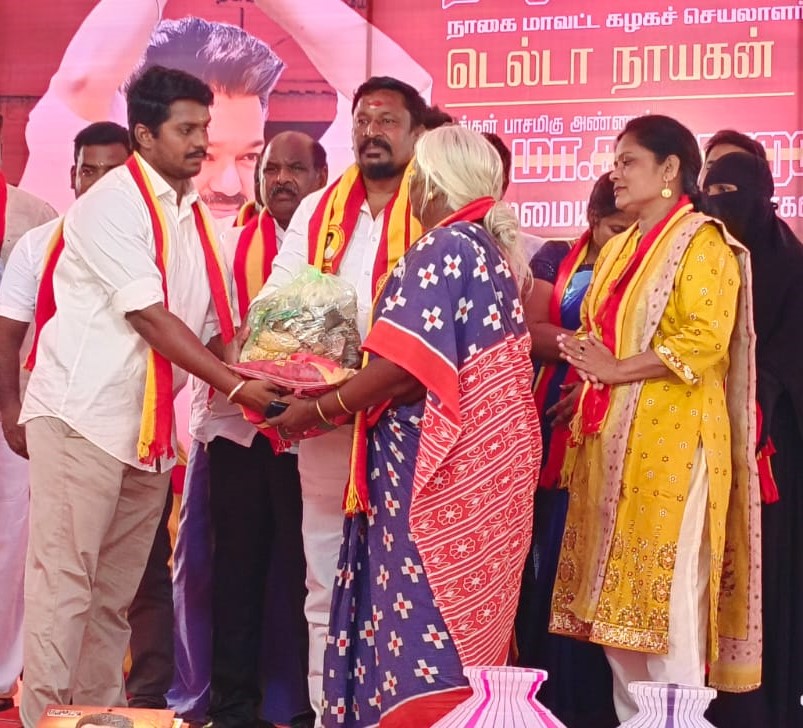 நாகையில் நேற்று பொதுமக்களுக்கு பொங்கல் பரிசு