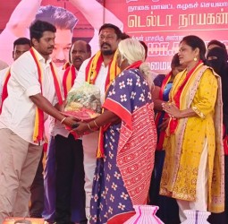 நாகையில் நேற்று பொதுமக்களுக்கு பொங்கல் பரிசு