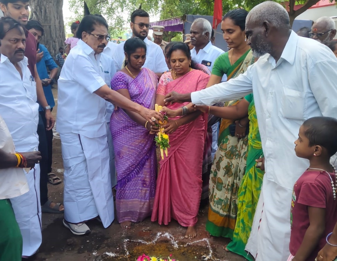 ஆமணக்குநத்தம் கிராமத்தில் மேல்நிலை குடிநீர் தொட்டி அமைக்க அடிக்கல்